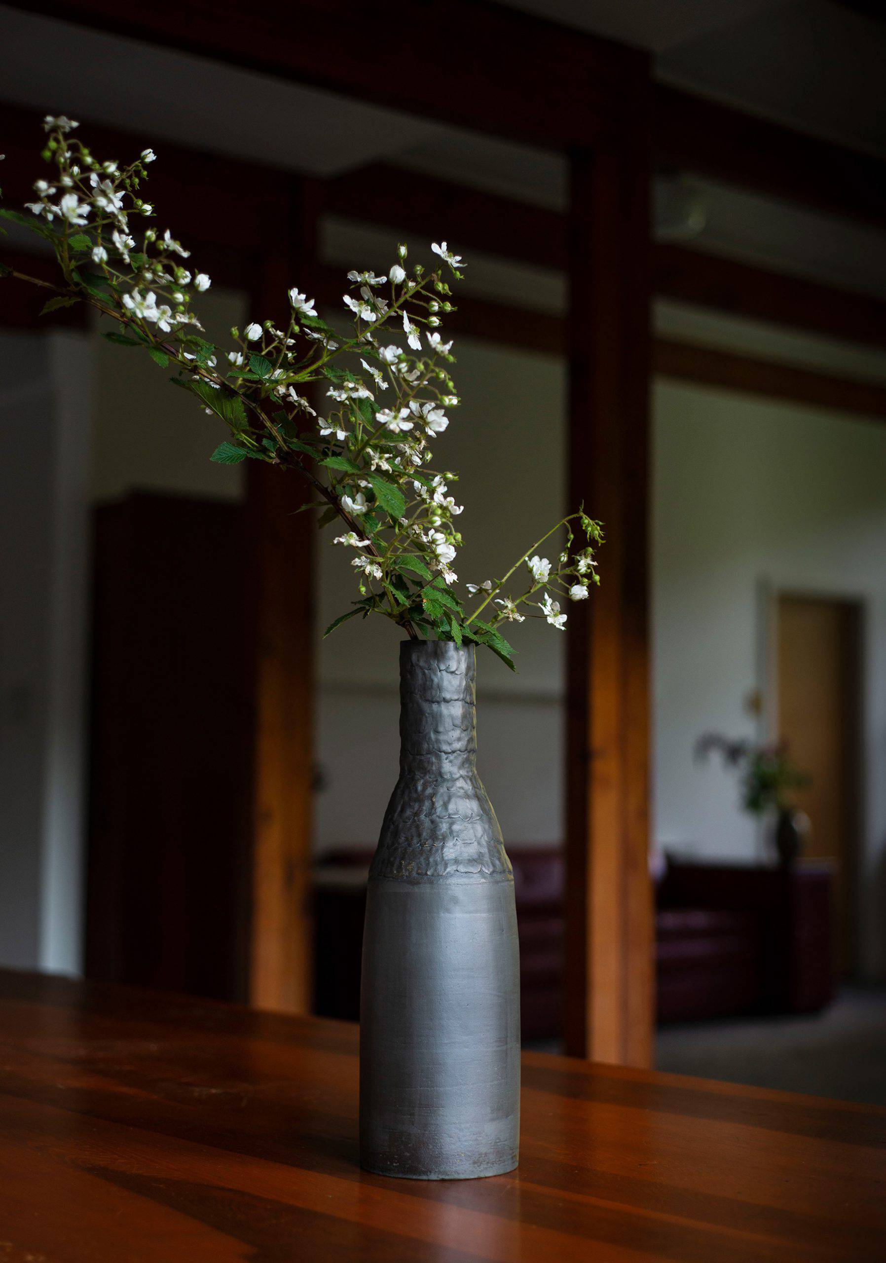 Riberdy_Vase-noir_Photo-Vincent-Lafrance-scaled