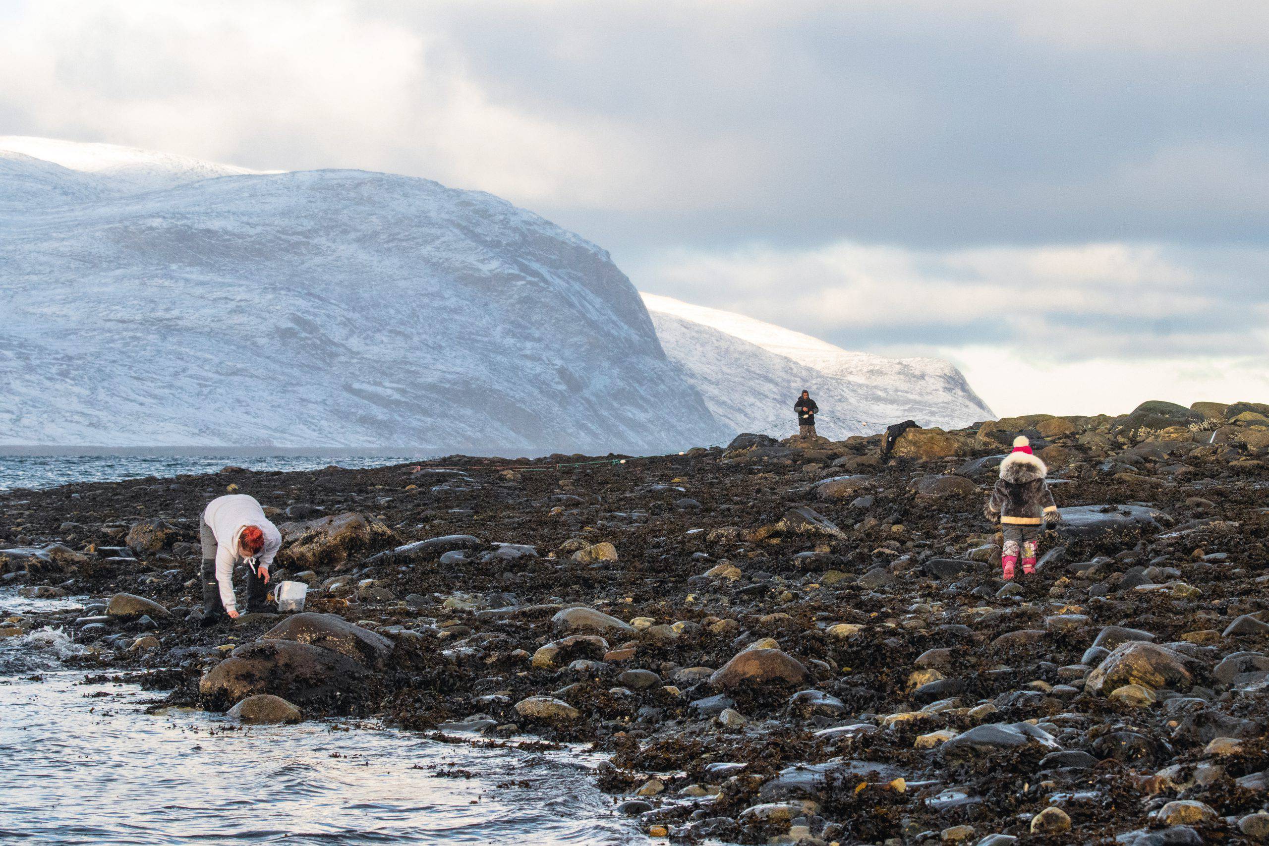 With the Seasons ᓯᓚᐅᑉ ᐊᓯᑦᔨᑕᕐᓂᖓᑕ ᐃᓗᐊᓂ